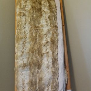 Dennis Basso 50"x60" Platinum Posh Faux Fur Throw (Lion Lynx)